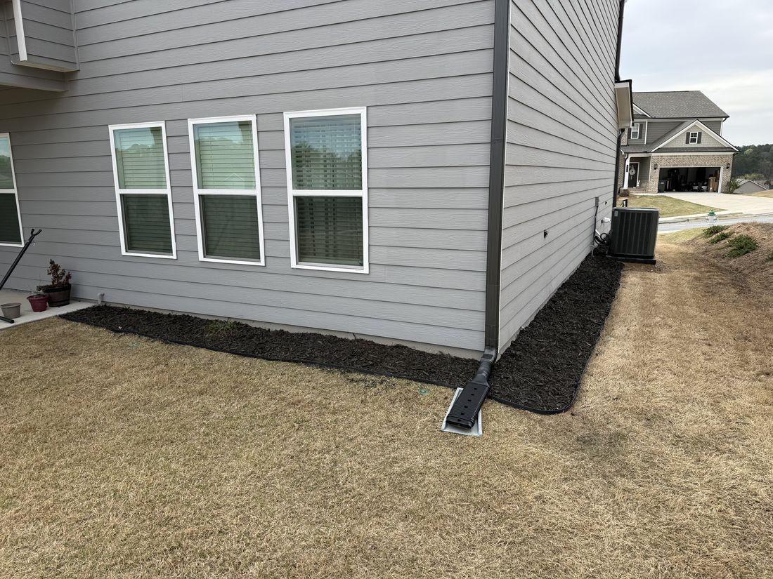 Tidy home exterior and foundation bed by Kaus Cuts