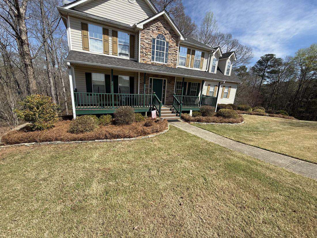 Freshly mowed, crisply striped lawn by Kaus Cuts
